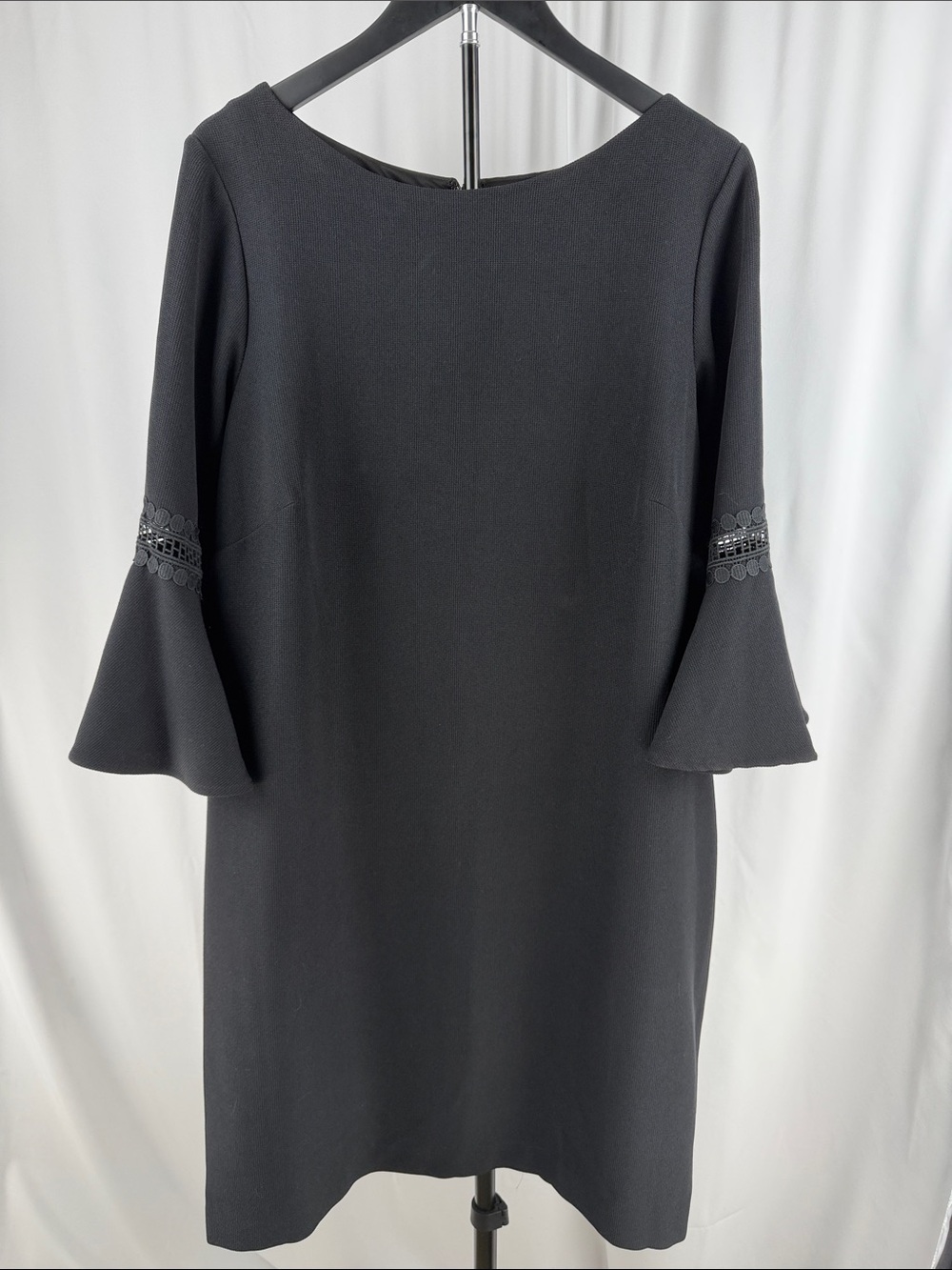 Jessica Howard Black Bell-Sleeve Shift Dress